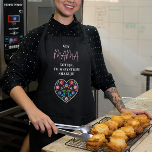 Fartuch dla Mamy - Dzień Matki wzór DM07 | Gdy mama gotuje, to wszystkim smakuje