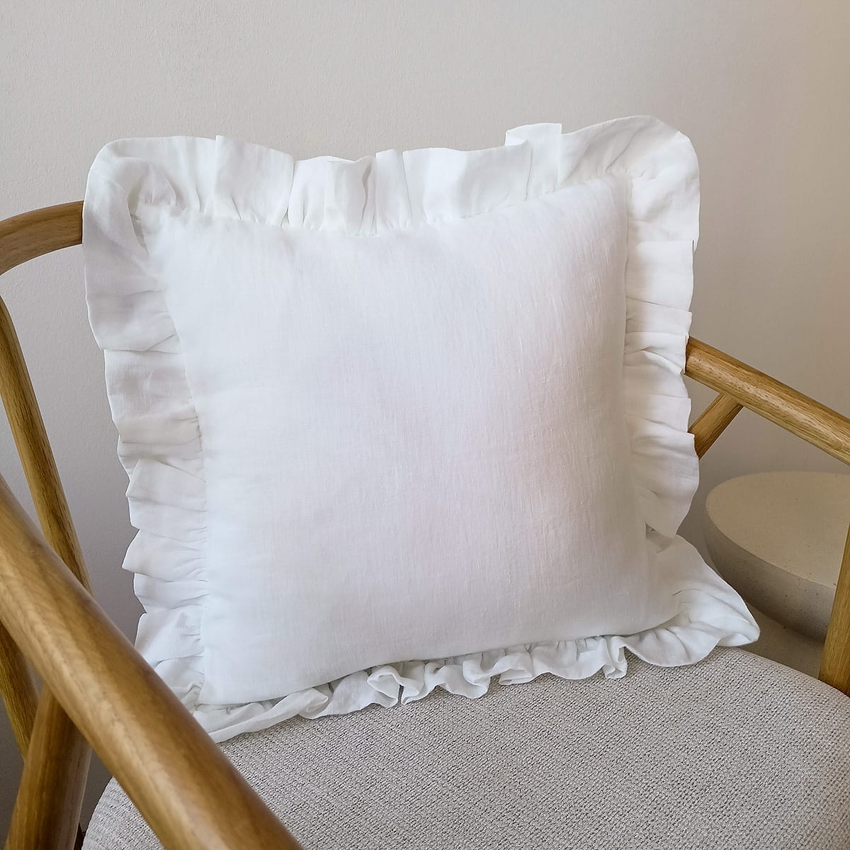 Poduszka lniana z falbaną LINEN | white